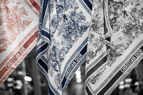 L’instant mode : Les secrets de fabrication des foulards Dior